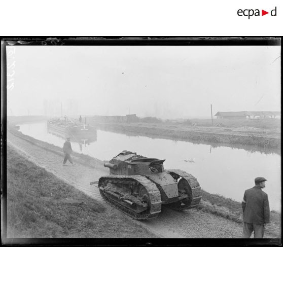Dizy, expérience de tank Renault pour la traction des péniches sur les canaux. Le tank en action, vue d'ensemble. [légende d'origine]