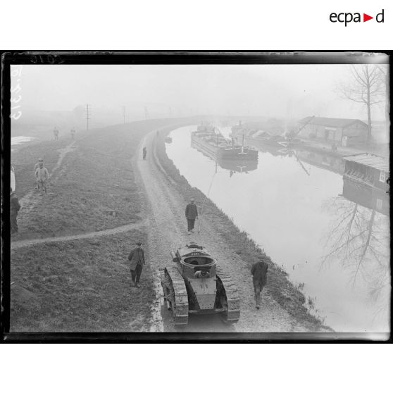 Dizy, expérience de tank Renault pour la traction des péniches sur les canaux. Le chemin de halage. [légende d'origine]