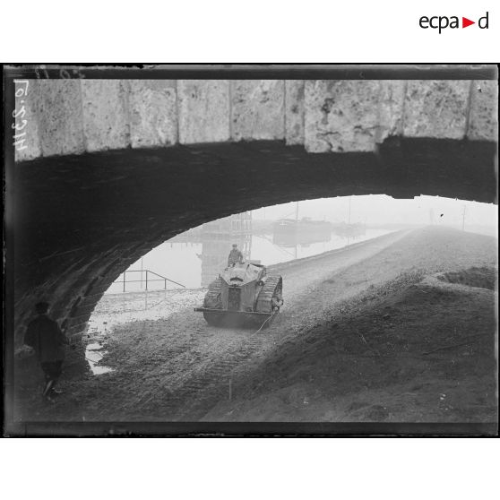 Dizy, expérience de tank Renault pour la traction des péniches sur les canaux. Passage d'un pont. [légende d'origine]