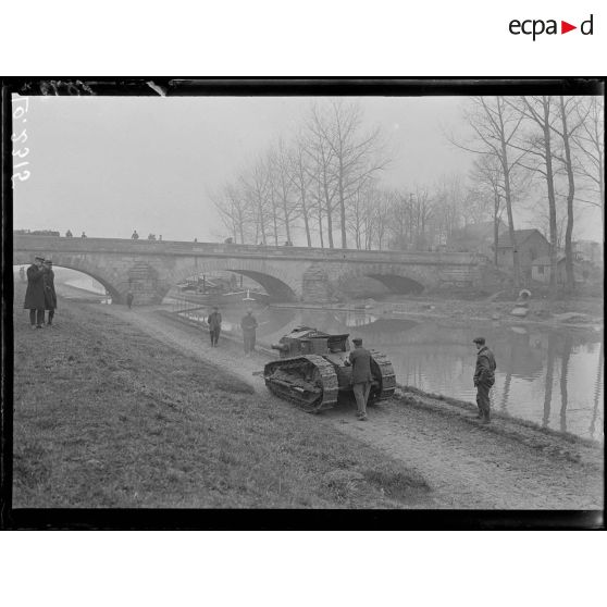 Dizy, expérience de tank Renault pour la traction des péniches sur les canaux. Le tank après le passage du pont. [légende d'origine]