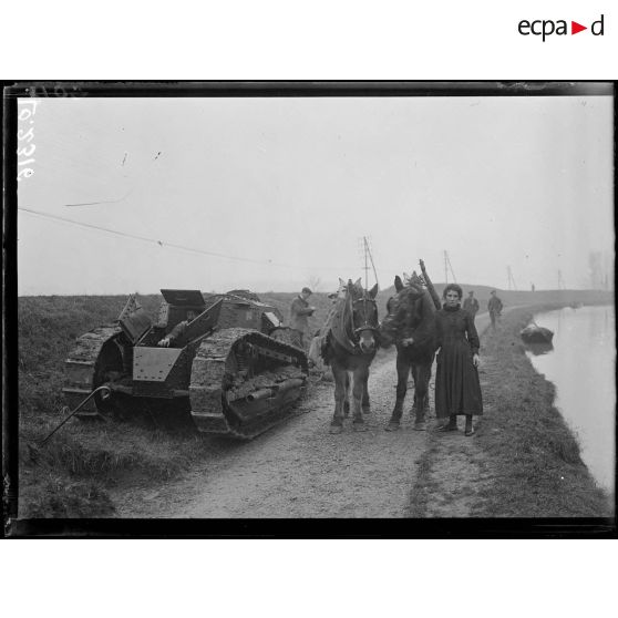 Dizy, expérience de tank Renault pour la traction des péniches sur les canaux. L'ancien et le nouveau mode de traction. [légende d'origine]