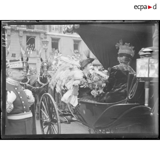 Paris, visite de Mr et Mme Wilson. Mme Wilson et Mme Poincaré en voiture. [légende d'origine]