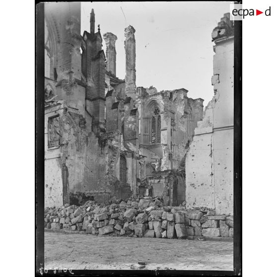 Soissons, les tours de la cathédrale prises de la place du cloître. [légende d'origine]