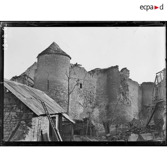 Bazoches, le château fort. [légende d'origine]