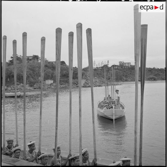 Ecole de nage pour des matelots au centre d'instruction de la Marine vietnamienne de Nha Trang.