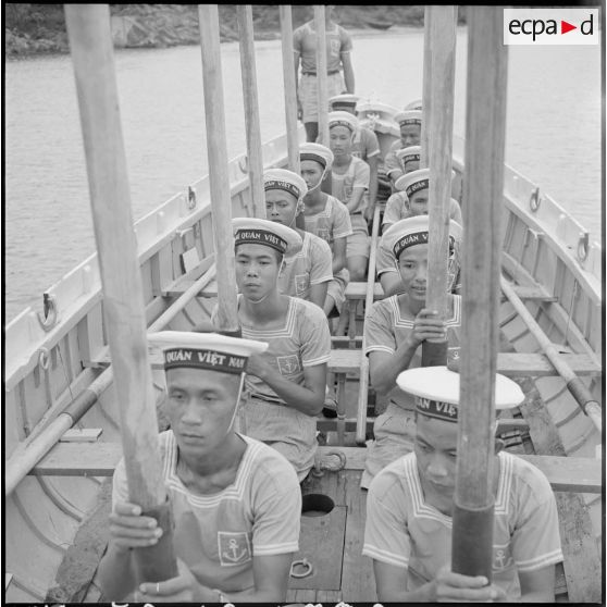 Ecole de nage pour des matelots au centre d'instruction de la Marine vietnamienne de Nha Trang.