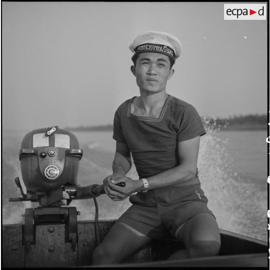 Un barreur de la marine nationale laotienne sur une vedette moto.