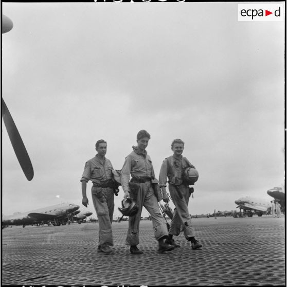 Un groupe de pilotes de bombardier Curtiss SB2C Helldiver de la Flottille 3F de retour de mission sur la base aérienne de Bach Mai.