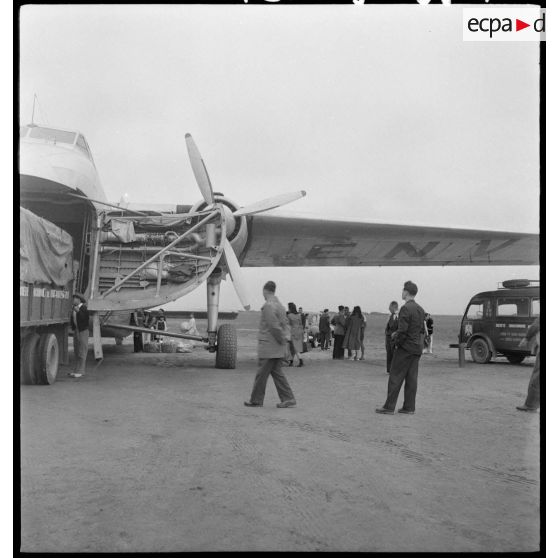 Avion transporteur assurant une grande partie du ravitaillement de la ville de Hué.