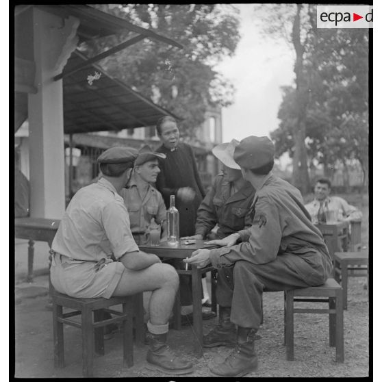 Temps de détente à Hué pour des troupes du CEFEO.