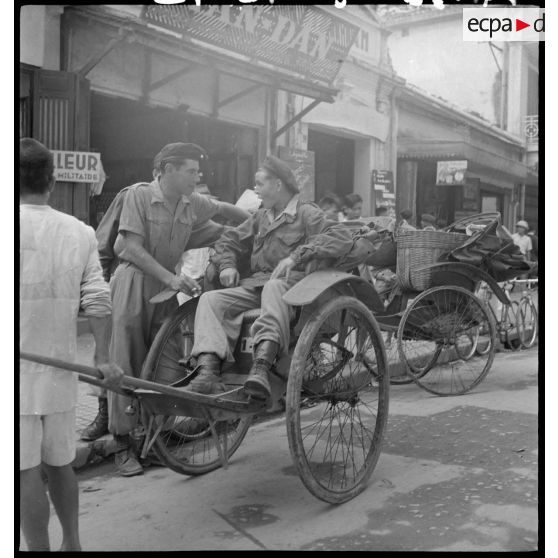 Parachutistes à bord d'un cyclo-pousse dans les rues de Hué.