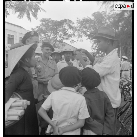 Des hommes du 6e bataillon colonial de commandos parachutistes dans une rue de Hué.