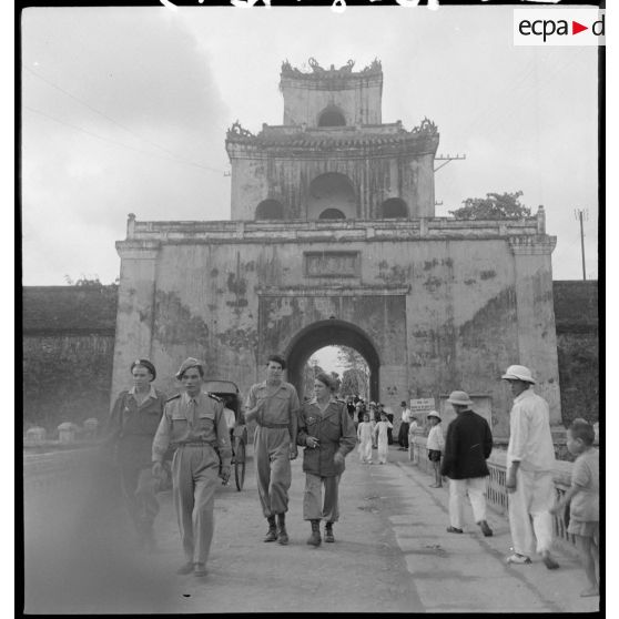 Des parachutistes français devant la porte de Thuong Tu, à Hué.