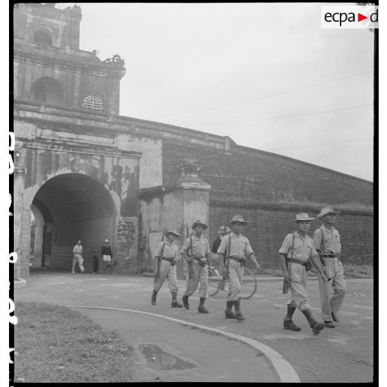 Patrouille de l’Armée nationale vietnamienne dans la ville de Hué, à la porte de Thuong-Tu.