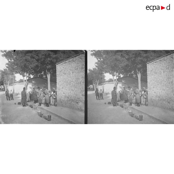 1457. Jeunes arabes venant chercher les restes de nourriture. [légende d'origine]