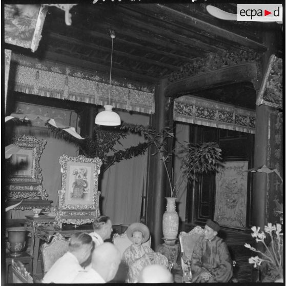 Réception du général de brigade Lorillot par la reine mère Tu Cung.