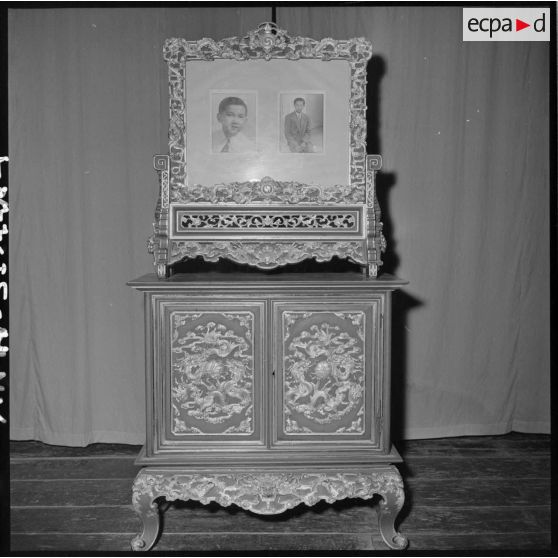Meuble oriental avec les photos des princes impériaux, dans la salle du trône de Hué.