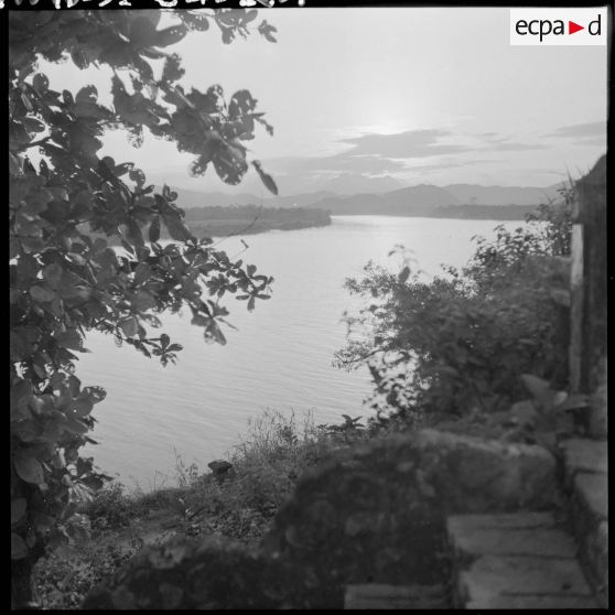 Coucher de soleil sur la rivière des Parfums près de la pagode de Thiên Mu, à Hué.