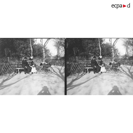 1232. André, Edmée et moi sur un banc au jardin. [légende d'origine]