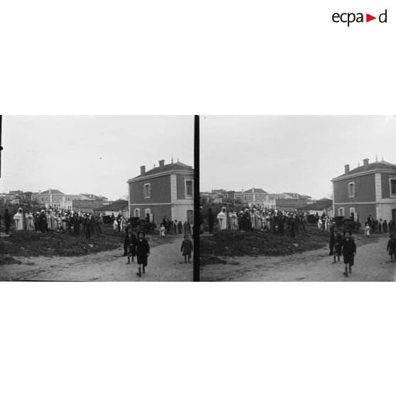 1233. Caïds attendant la sortie du banquet d'Etienne. [légende d'origine]