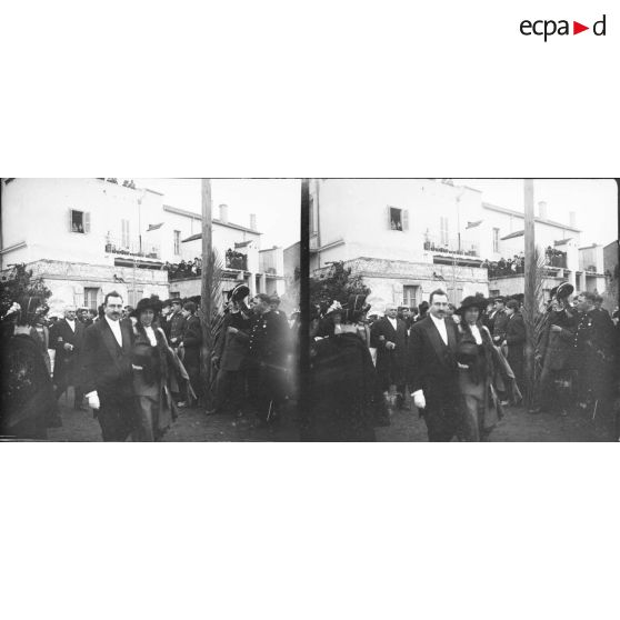 1242. Madame venant au concours de gymnastique. [légende d'origine]