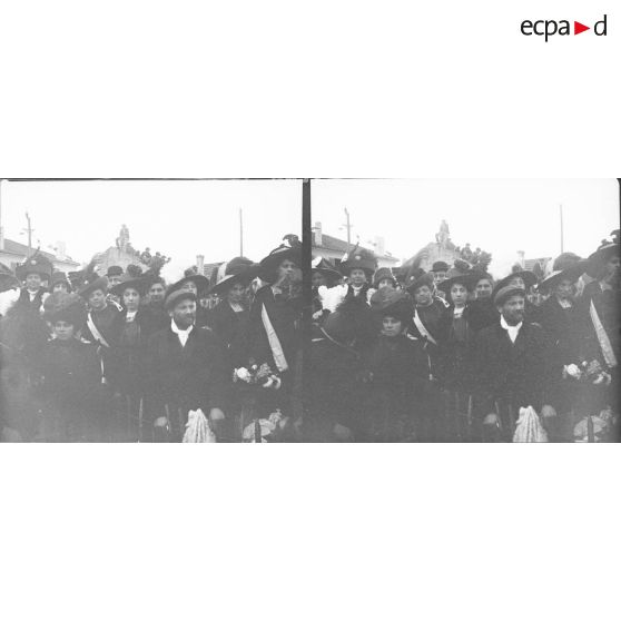 1248. Edmée et maman au concours. [légende d'origine]