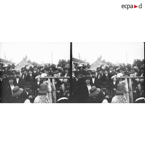 1249. Edmée et maman et papa au concours. [légende d'origine]