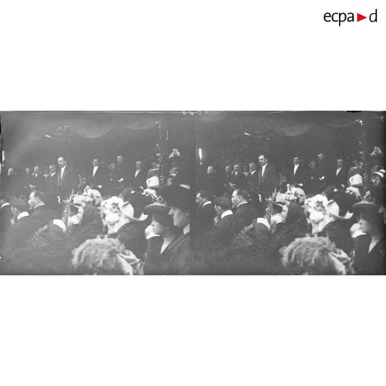 1251. Gens à la tribune. [légende d'origine]