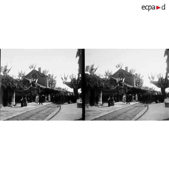 1252. Gare pavoisée, Edmée et maman. [légende d'origine]