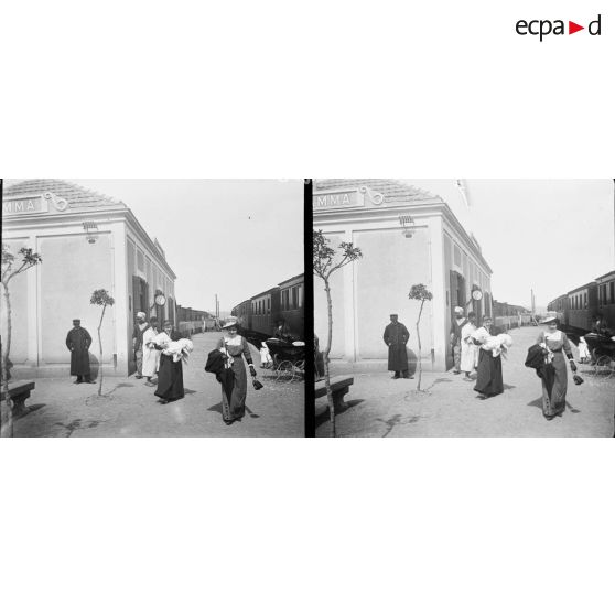 1318. Edmée sur le quai de la gare. [légende d'origine]