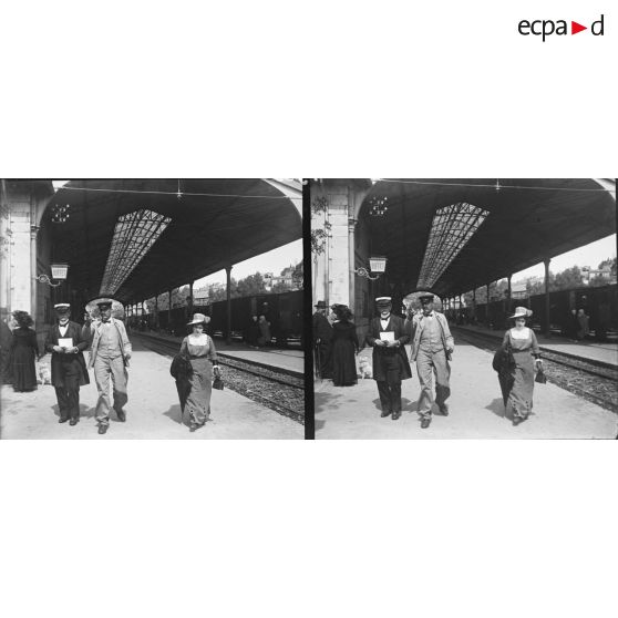 1320. Edmée sur le quai de la gare. [légende d'origine]