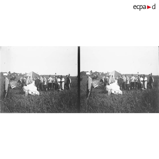 1341. Autour des blessés. [légende d'origine]