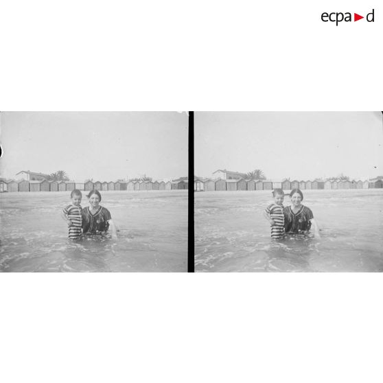 1398. Bain de mer. Edmée et André. [légende d'origine]