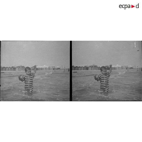 1400. Bain de mer. André. [légende d'origine]