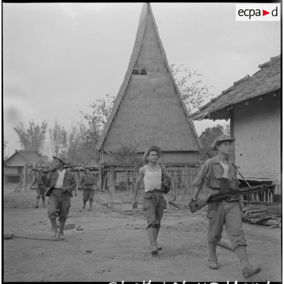 Une patrouille du 28e bataillon vietnamien traversant un village dans la région de Kon Tum.