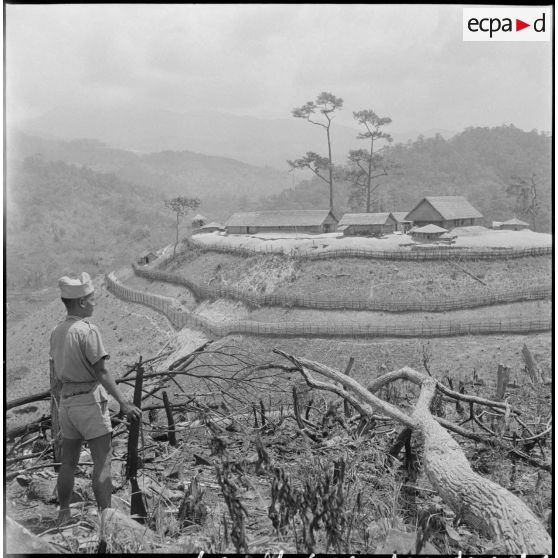 Le poste de Dak Pek, érigé au sommet d'un piton montagneux, sous la surveillance d'une sentinelle.