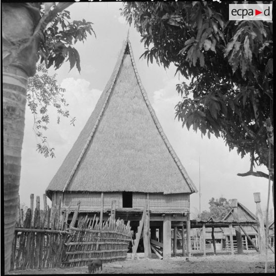 Maison communale d'un village Bahnar à Kon Tum.