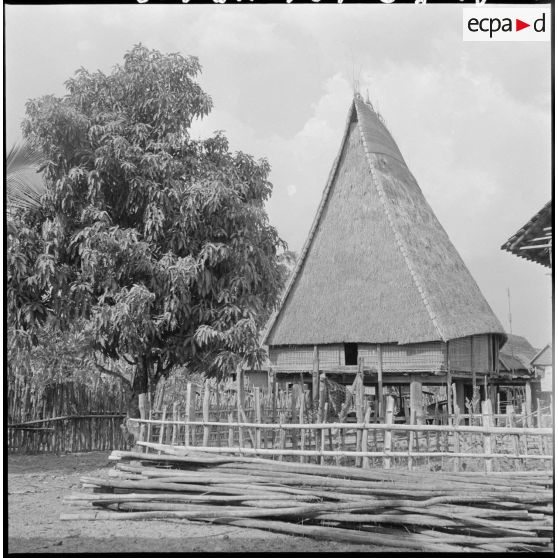 Maison communale d'un village Bahnar à Kon Tum.