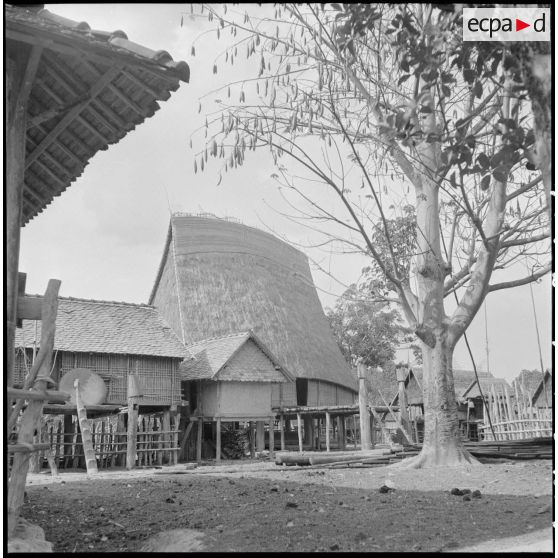 Maison communale d'un village Bahnar à Kon Tum.