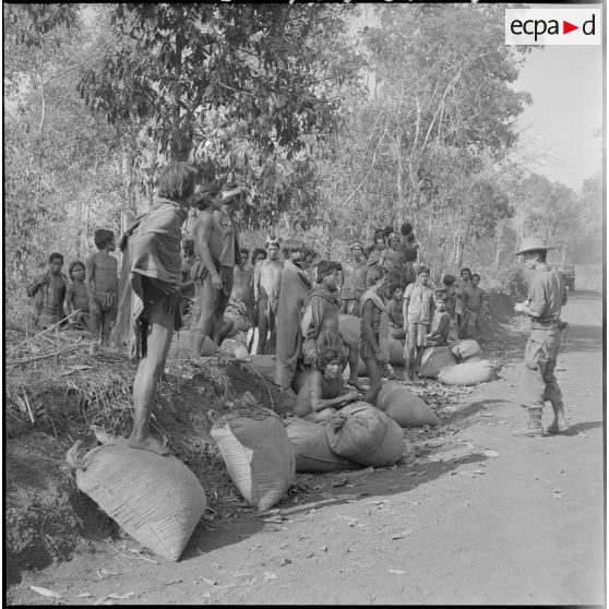Jaraïs sur la route se rendant au marché de Kon Tum.