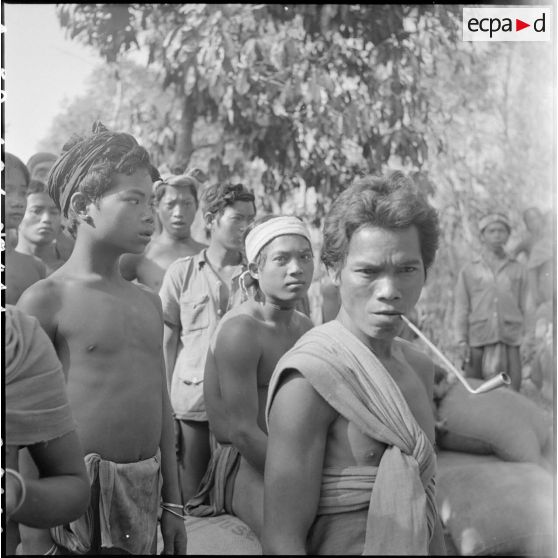 Jaraïs sur la route se rendant au marché de Kon Tum.