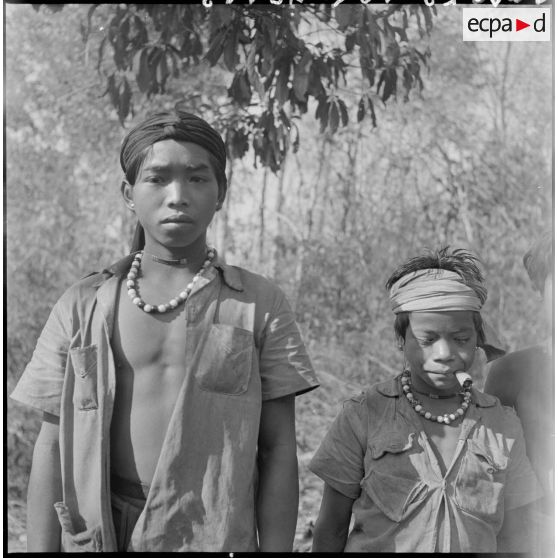 Garçons Jaraï se rendant au marché de Kon Tum.