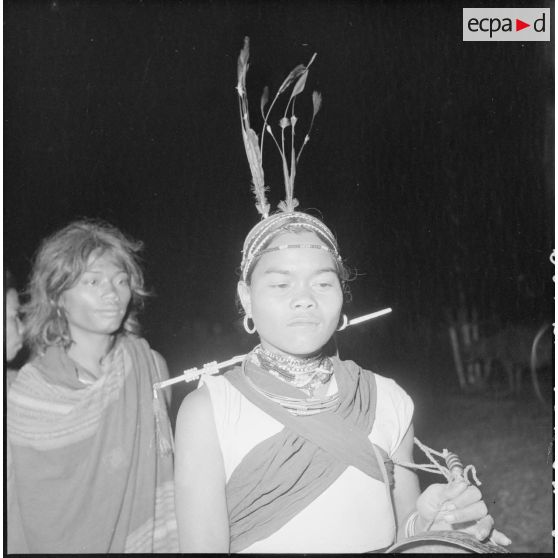 Fête et veillée nocturne précédent le sacrifice du buffle.