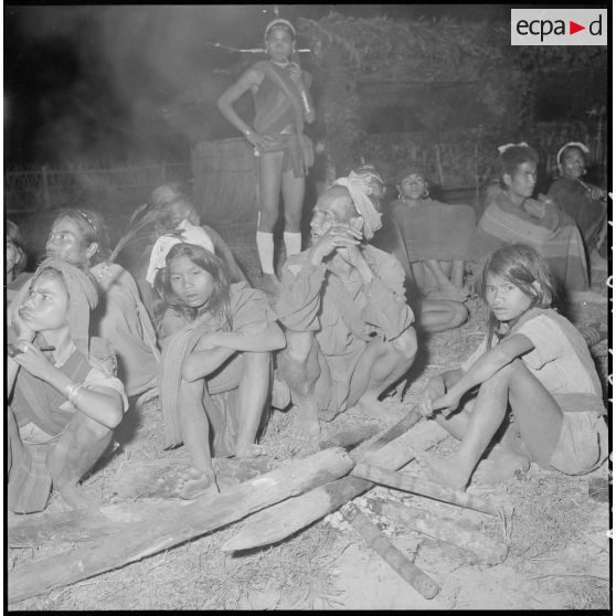 Fête et veillée nocturne précédent le sacrifice du buffle.