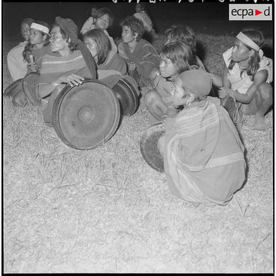 Fête et veillée nocturne précédent le sacrifice du buffle.