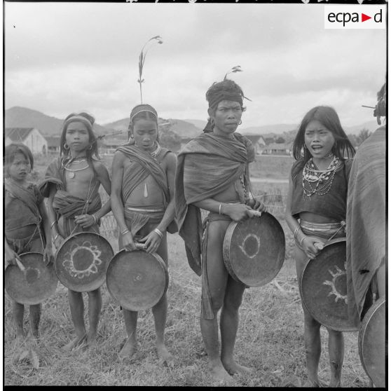 Les musiciens Banhar et leurs gongs officiant au cours du la cérémonie rituelle du sacrifice du buffle.