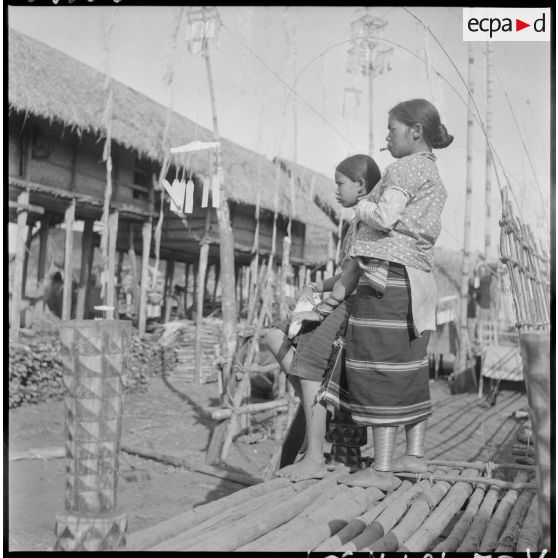 Femmes Raglais assistant à la fête du sacrifice du buffle dans un village.
