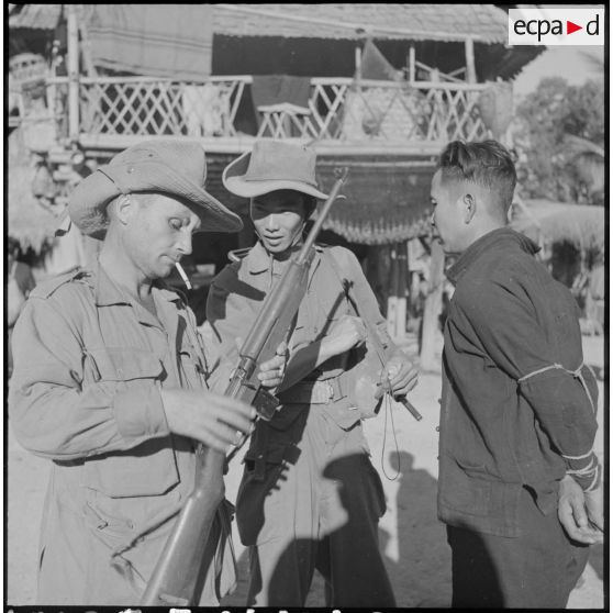 Capture d'un agent de renseignement vietminh portant une tenue traditionnelle Taï Dam au cours de l'opération Frimaire dans la province de Xieng Khouang.
