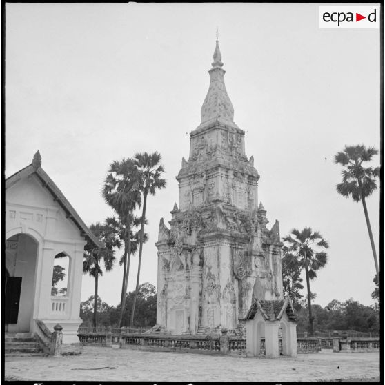Le That Ing Hang : stupa bouddhique situé dans la province de Savannakhet, au Laos.