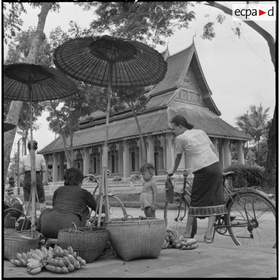 Marchands ambulants dans la rue principale de Vientiane.